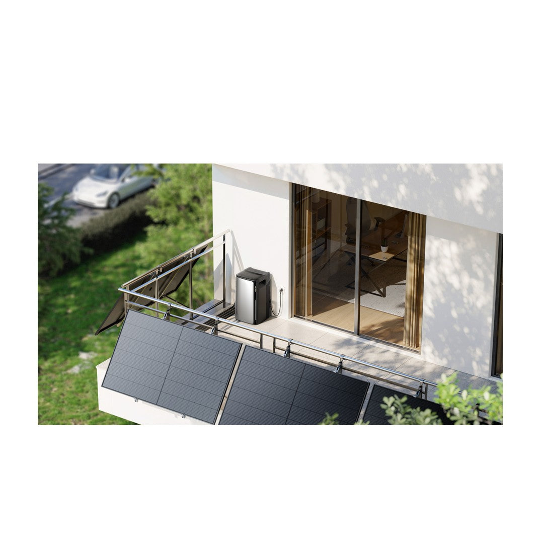 Balkon mit Solarmodulen und einem Speicher